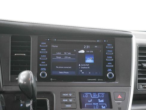 Used 2020 Toyota Sienna SE FWD image 19