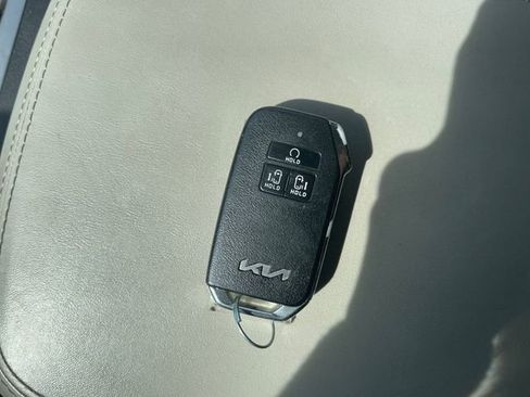 Used 2024 Kia Carnival LX FWD image 37