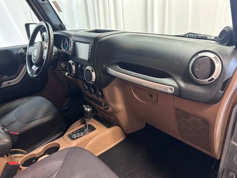 Used 2013 Jeep Wrangler Unlimited Sahara w/ Connectivity Group AWD/4WD image 19