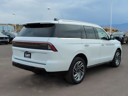 Used 2025 Lincoln Navigator Reserve AWD/4WD image 3