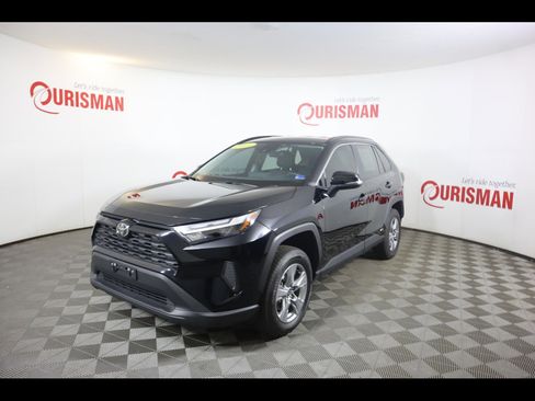 Used 2025 Toyota RAV4 XLE image 3