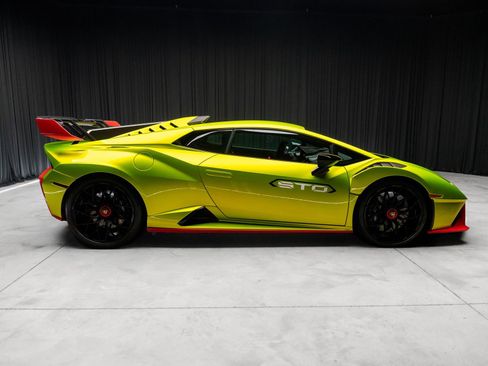 Used 2021 Lamborghini Huracan STO RWD image 19
