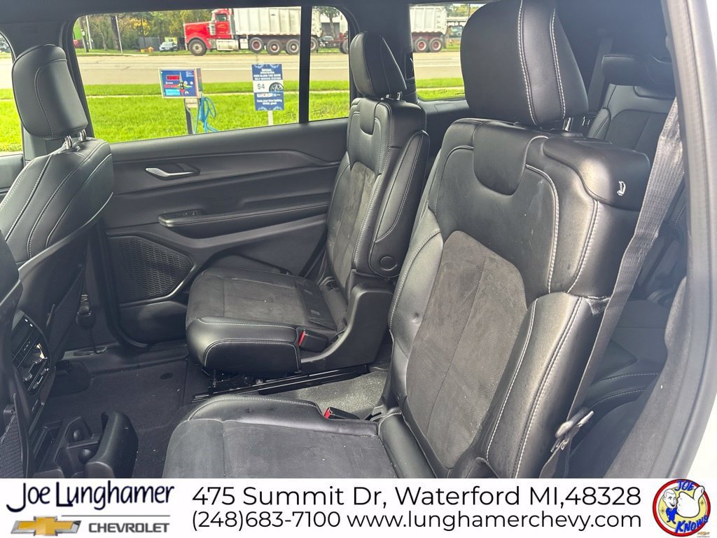 Used 2024 Jeep Grand Cherokee L Altitude AWD/4WD image 13
