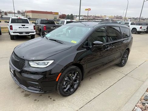New 2026 Chrysler Pacifica Select w/ S Appearance Package image 3