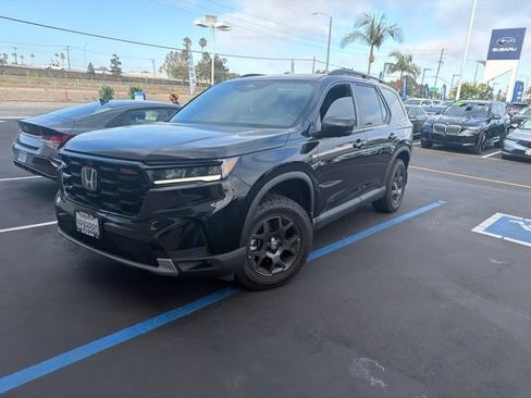 Used 2025 Honda Pilot TrailSport image 3