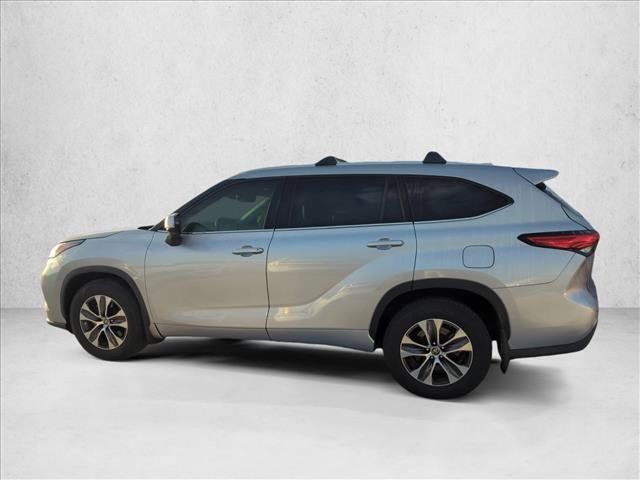 Used 2022 Toyota Highlander XLE AWD/4WD image 6