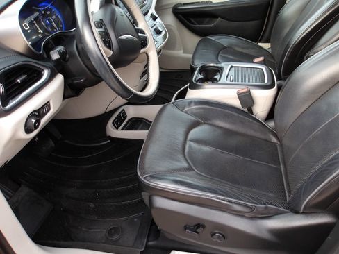 Used 2018 Chrysler Pacifica Limited w/ Tire & Wheel Group image 7