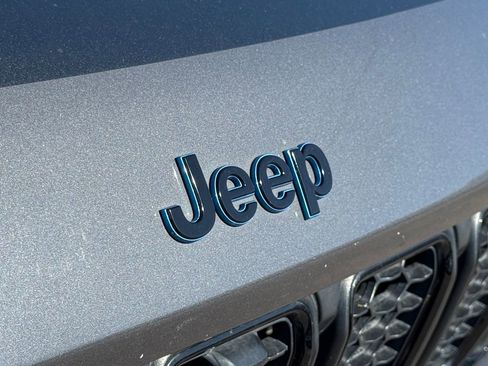 Certified 2022 Jeep Grand Cherokee Trailhawk w/ Luxury Tech Group III AWD/4WD image 4