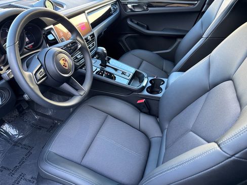 Certified 2025 Porsche Macan image 4