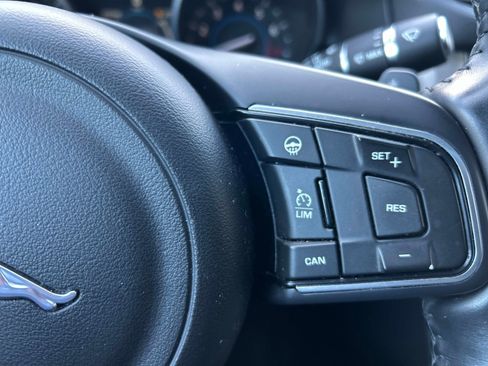 Used 2017 Jaguar XF Premium image 26