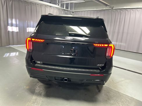 Used 2025 Ford Explorer ST-Line w/ ST-Line Street Pack image 6