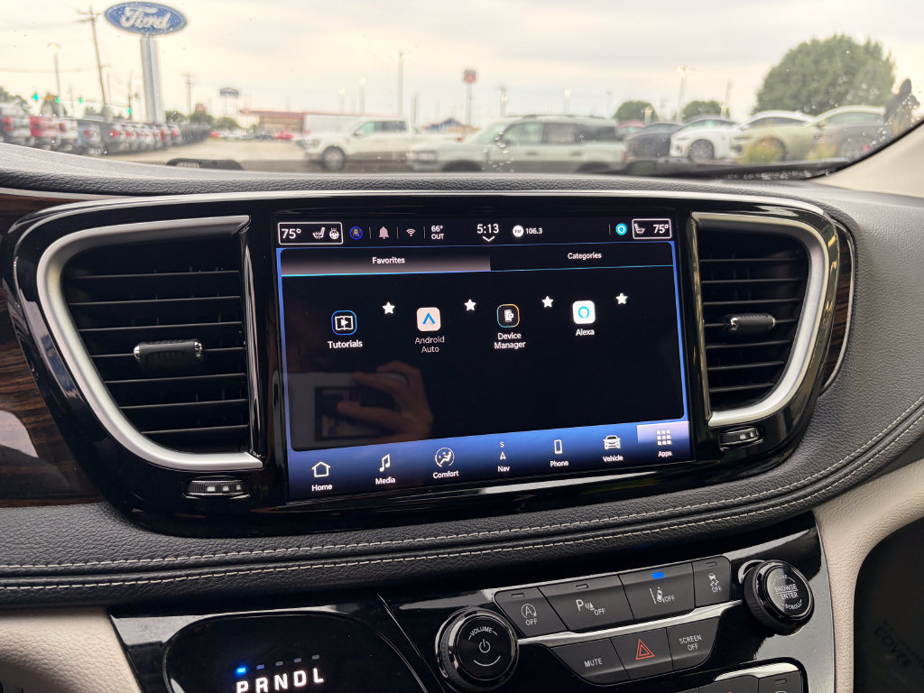 Used 2024 Chrysler Pacifica Limited FWD image 25