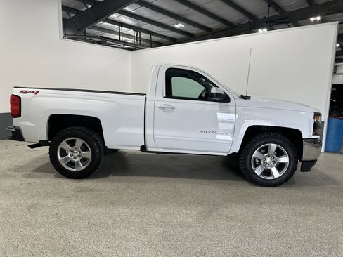 Used 2018 Chevrolet Silverado 1500 LT w/ LT Convenience Package AWD/4WD image 2