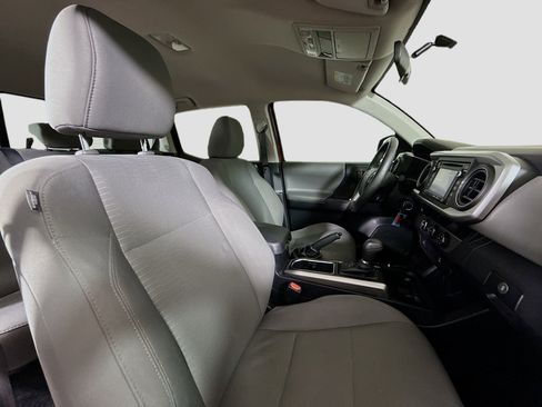 Used 2016 Toyota Tacoma SR5 w/ Towing Package image 28