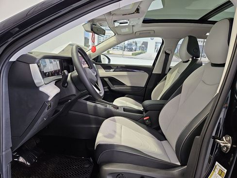 New 2026 Volkswagen Tiguan SE FWD image 17