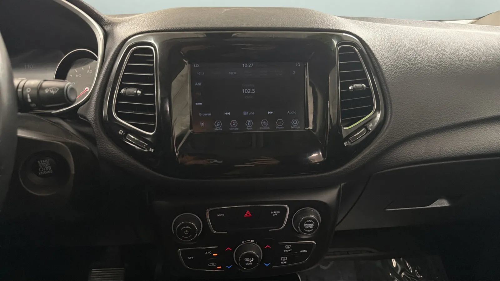 Used 2018 Jeep Compass Latitude w/ Popular Equipment Group FWD image 15