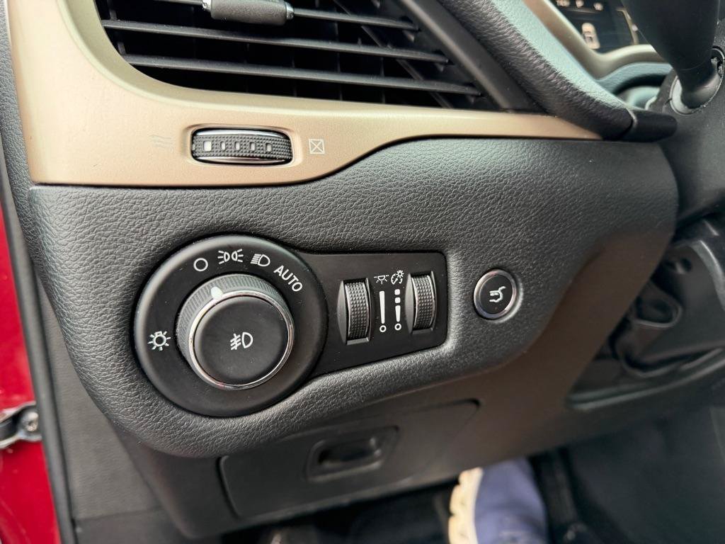 Used 2015 Jeep Cherokee Latitude w/ Comfort/Convenience Group FWD image 31