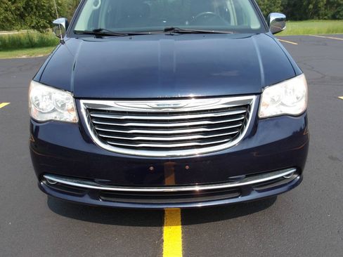 Used 2014 Chrysler Town & Country Touring-L w/ Driver Convenience Group FWD image 31