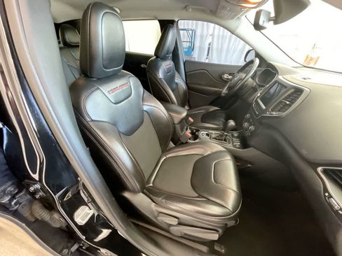 Used 2019 Jeep Cherokee Trailhawk w/ Comfort/Convenience Group AWD/4WD image 24