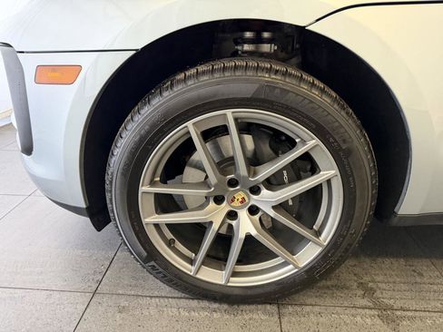 Certified 2025 Porsche Macan image 10