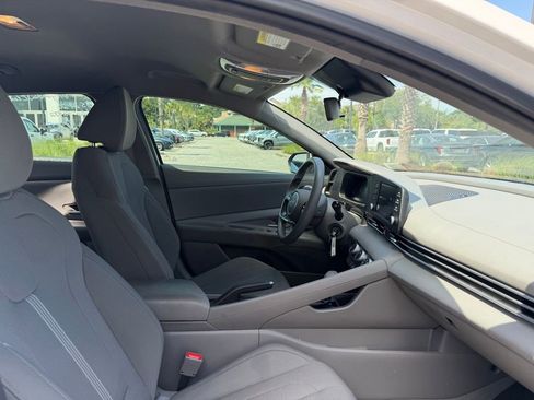Used 2024 Hyundai Elantra SE FWD image 12