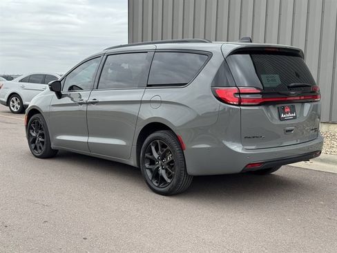 Used 2023 Chrysler Pacifica Limited w/ S Appearance Package image 7