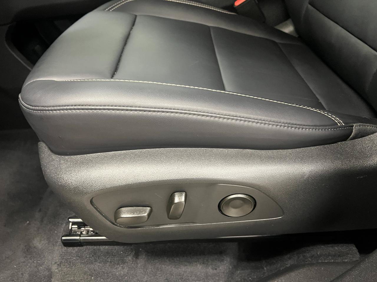 Used 2026 GMC Acadia Elevation w/ Elevation Premium Package AWD/4WD image 21