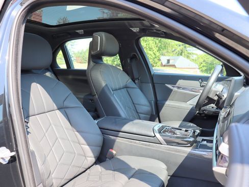 Used 2023 BMW i7 xDrive60 AWD/4WD image 21