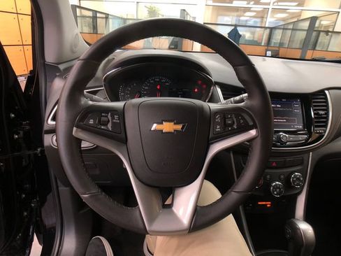 Used 2022 Chevrolet Trax LT w/ LT Convenience Package AWD/4WD image 13