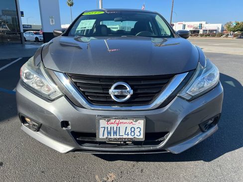 Used 2017 Nissan Altima 2.5 SV image 2