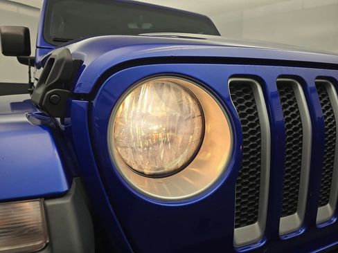 Used 2019 Jeep Wrangler Unlimited Sahara w/ Uconnect 4C Nav & Sound Group AWD/4WD image 11