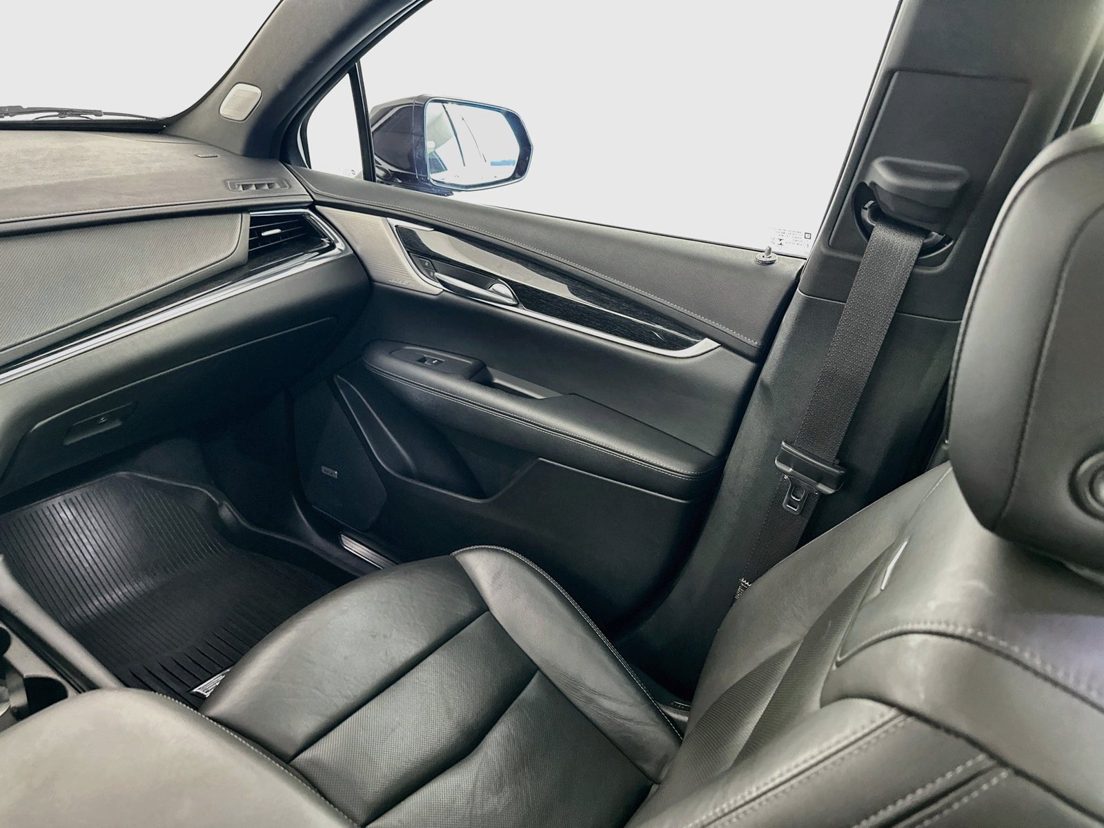 Used 2021 Cadillac XT5 Premium Luxury w/ LPO, Floor Liner Package FWD image 24