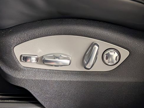 Certified 2025 Porsche Macan 2.0T image 26