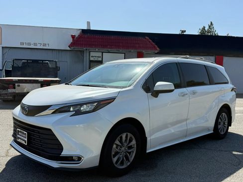 Used 2024 Toyota Sienna XLE w/ XLE Plus Package FWD image 3