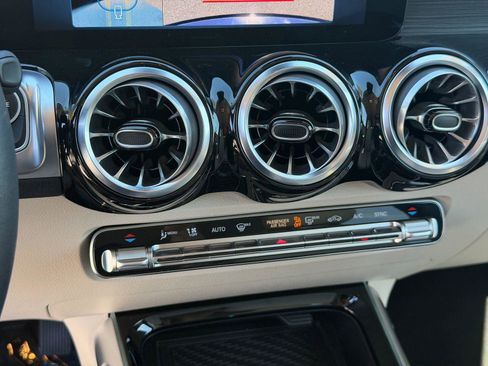 Used 2025 Mercedes-Benz GLB 250 image 8