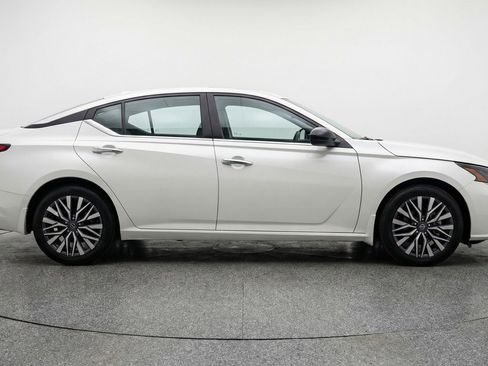 Used 2025 Nissan Altima 2.5 SV FWD image 11