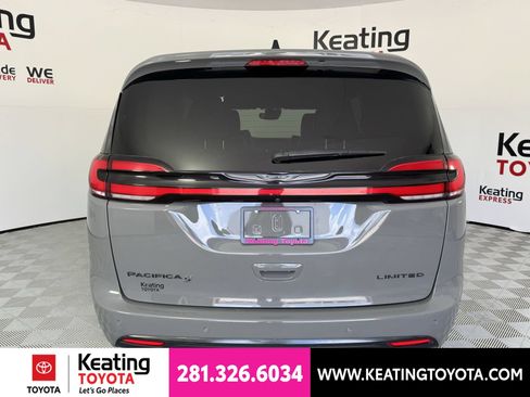 Used 2025 Chrysler Pacifica Limited FWD image 5