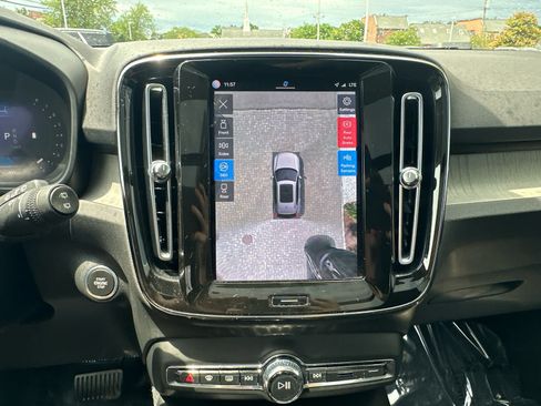 Used 2023 Volvo XC40 B5 Plus w/ Driver Assist Package AWD/4WD image 17