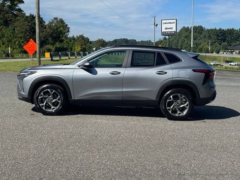 New 2026 Chevrolet Trax LT w/ Driver Confidence Package FWD image 4