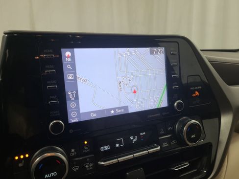 Used 2021 Toyota Highlander XLE image 11