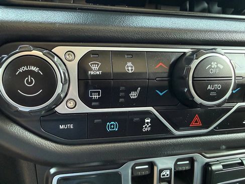 Used 2025 Jeep Wrangler Unlimited Sahara AWD/4WD image 48