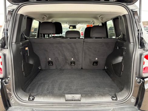 Certified 2023 Jeep Renegade Trailhawk AWD/4WD image 7