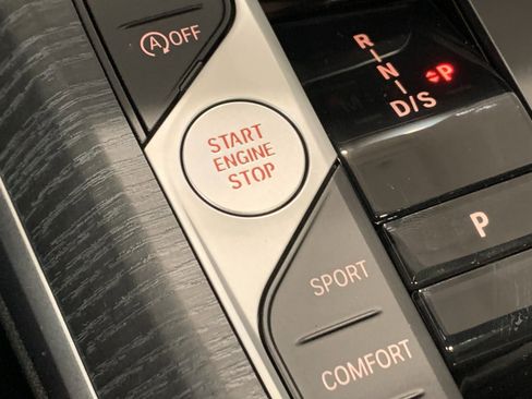 Used 2025 BMW 330i Sedan w/ M Sport Package image 18