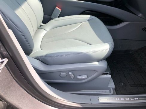 Used 2022 Lincoln Nautilus Reserve w/ Monochromatic Package image 32