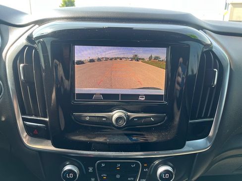 Used 2022 Chevrolet Traverse LT FWD image 22