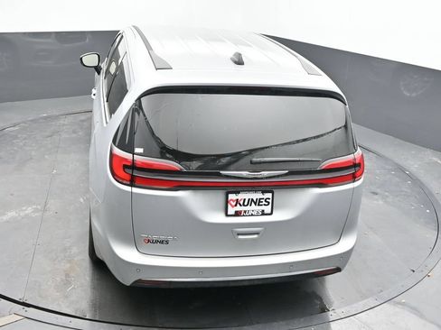 Used 2024 Chrysler Pacifica Touring-L FWD image 43