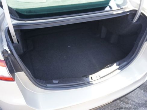Used 2016 Ford Fusion SE FWD image 9