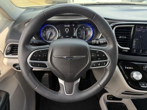 Used 2022 Chrysler Pacifica Touring-L w/ Uconnect Theater Family Group image 14