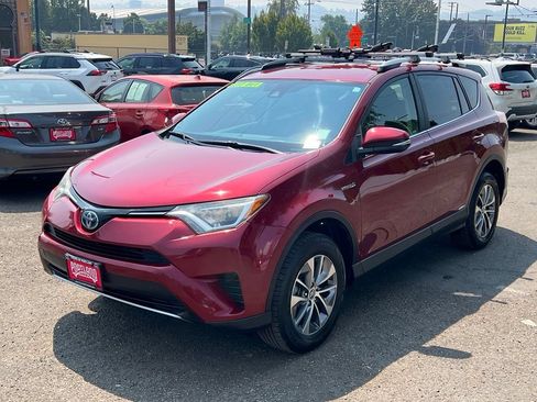 Used 2018 Toyota RAV4 LE AWD/4WD image 4