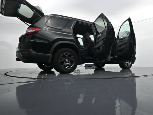 Used 2025 Honda Pilot TrailSport image 39